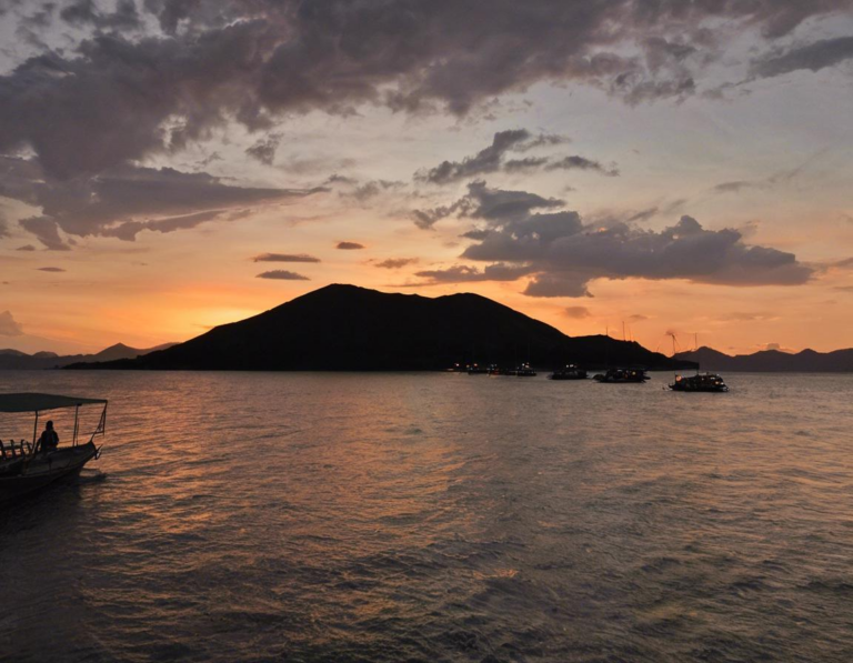 1. Sunset di Pulau Rinca: Mengagumi Sunset dengan Latar Belakang Komodo