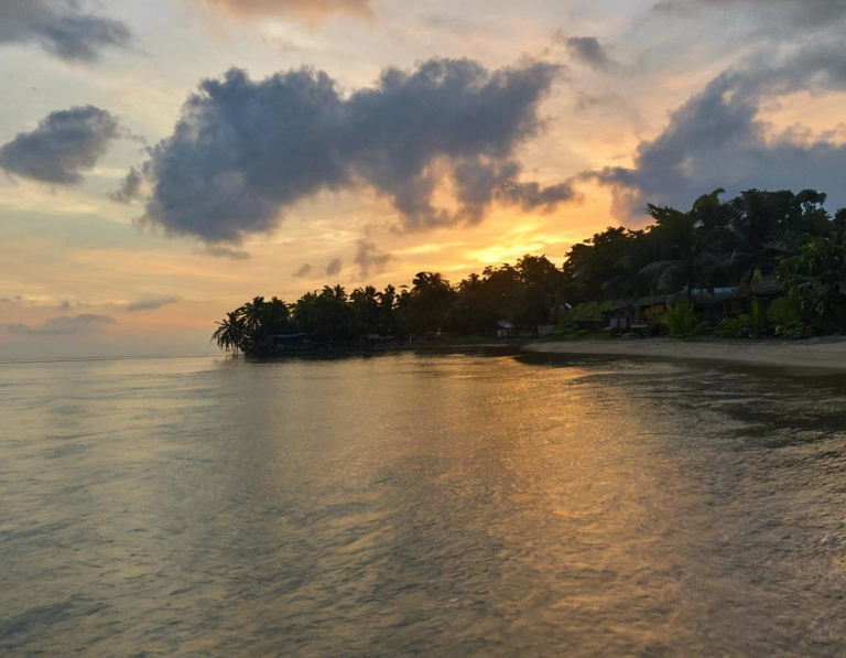 2. Sunset di Pulau Kelor: Keindahan Senja dengan Sentuhan Kehijauan