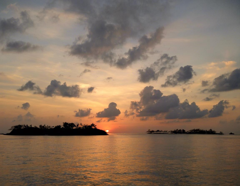 3. Sunset di Pulau Bidadari: Keindahan Sunset di Pulau Tak Berpenghuni