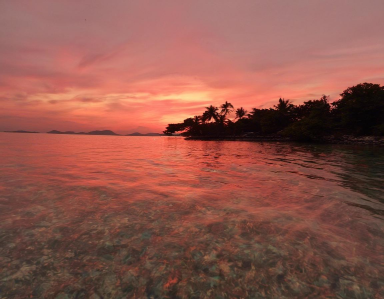 4. Sunset di Pulau Kanawa:  Menggabungkan Sunset dan Keindahan Terumbu Karang