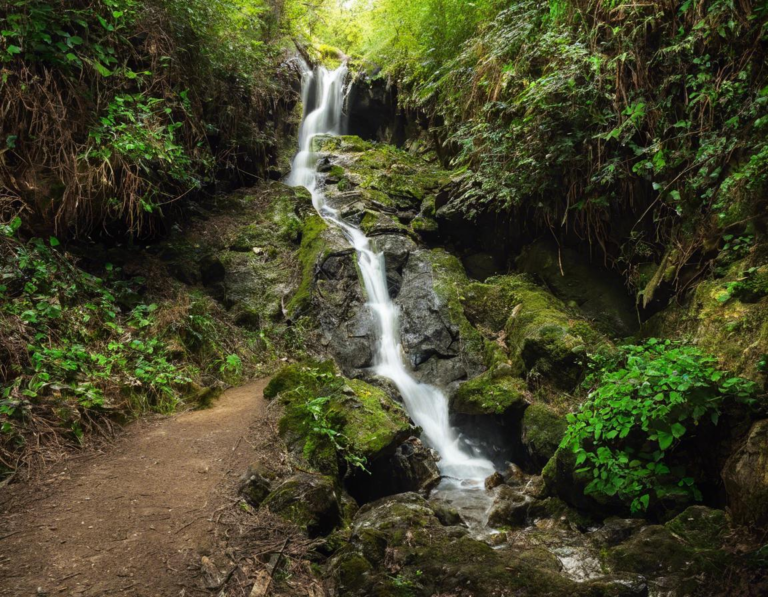 Rute Rahasia Menuju Air Terjun: Menelusuri Jalur Tersembunyi